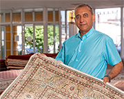 Raschid Aziz präsentiert seine Teppiche